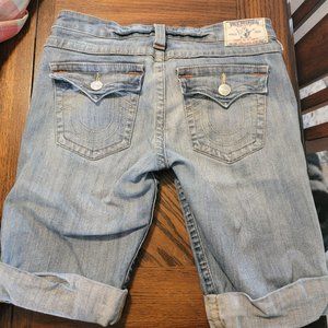 TRUE RELIGION KNEE LENGTH SHORT